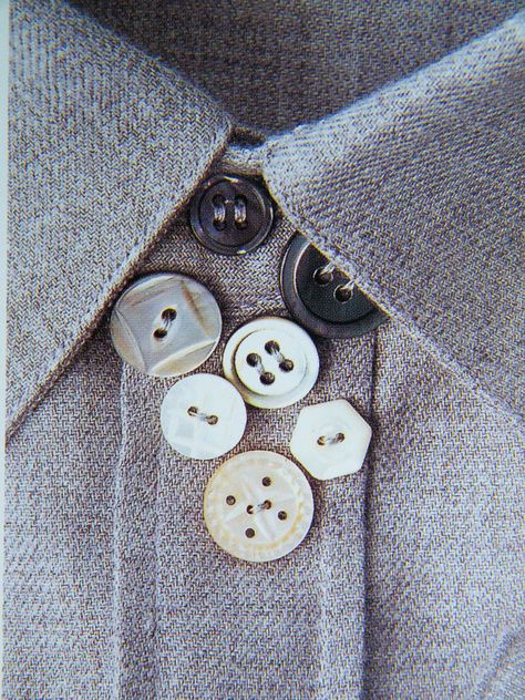 Ropa Upcycling, 자수 디자인, Button Art, Shirt Embroidery, Button Crafts, Diy Couture, Refashion Clothes, Vintage Buttons, Upcycle Clothes