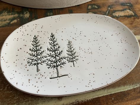 Christmas Pottery Plates, Ceramics Ideas Pottery Christmas, Ceramic Christmas Plates, Christmas Pottery Ideas Ceramics Plates, Winter Ceramics Ideas, Ceramic Platter Painting Ideas, Winter Pottery Ideas, Christmas Plate Painting Ideas, Pottery Painting Ideas Christmas