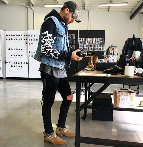 Designer Mike Amiri in studio. Photo: @mikeamiri_/Instagram Denim Shirt Outfit, Mike Amiri, Badass Outfit, Tokyo Street Fashion, Style Indie, Mens Fashion Edgy, Outfits Hombre, Cyberpunk Fashion, American Fashion Designers