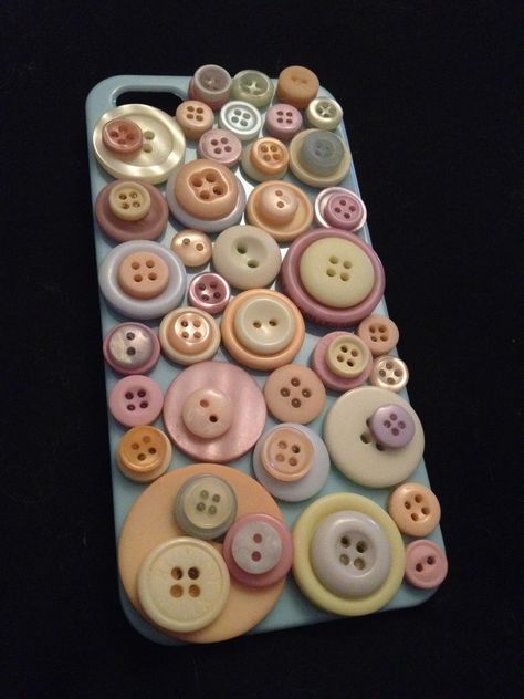 iPhone 5 and 5S button phone case #iPhone #iphonecase #iphone5case #iphone5Scase #handmade #phonecase #buttons Air Dry Clay Phone Case, Clay Phone Case, Button Phone Case, Cream Diy Phone Case, Old Phone Case Diy, Iphone 5s Cases, Iphone 5 Case, Cute Cases, Diy Phone Case