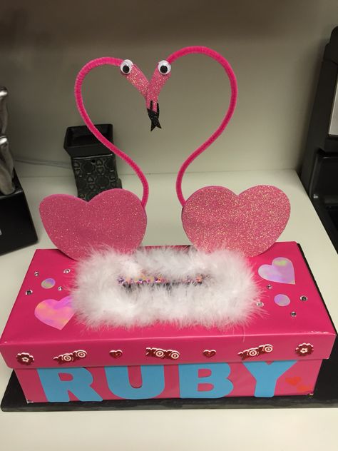 Pink flamingo Valentine box Valentine Box Ideas For School, Flamingo Valentine, Girls Valentines Boxes, Valentine Box Ideas, Valentine Boxes For School, Kids Valentine Boxes, Valentine Card Box, Box Valentine, Valentine Boxes