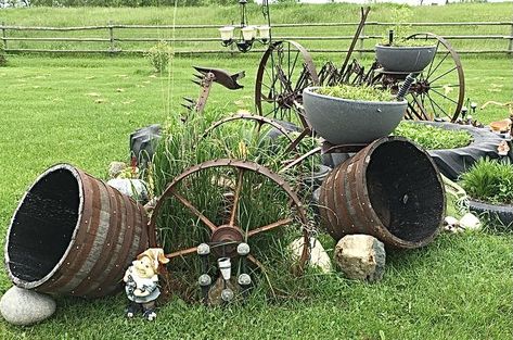 Simple Garden Designs, Country Garden Decor, Garden Junk, Outside Ideas, Junk Art, Garden Yard Ideas, Country Garden, Rustic Garden Decor, Easy Garden