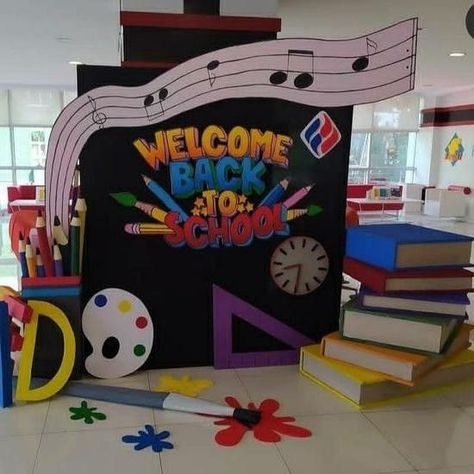 Back To School Stage Decor, Welcome To School Decoration, Welcome To School Preschool, Ideas Para Murales Escolares, Welcome Back To School Decoration Ideas, Welcome Back To School Board, Back To School Window Display, Back To School Display, Back To School Decorations