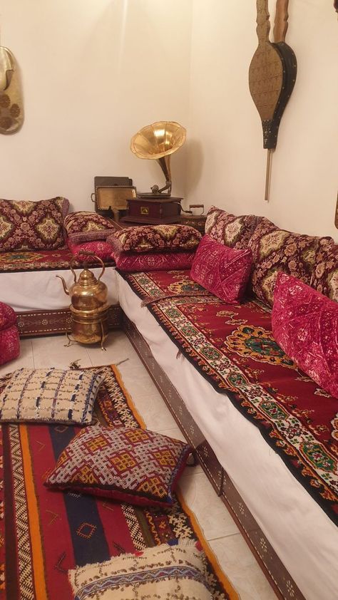 Arab Inspired Living Room, Arab Floor Seating, Pakistani Room, Kurdish House, Middle Eastern Living Room, Arab Living Room, Morroco Interior Design, Middle Eastern Interior, Arabian Nights Bedroom