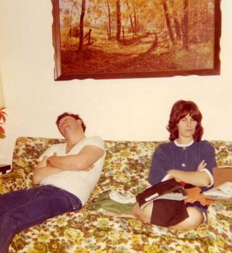 15 Seriously Funny Family Photos 2 Bored Couples, Bad Family Photos, Funny Family Photos, 70s Photos, Retro Pictures, Family Photo Album, Funny Family, Family Dynamics, Seriously Funny