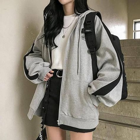 Acubi Varsity Jacket Outfit, Oversize Zip Hoodie, Oversize Zip Up Hoodie Outfit, Cute Zip Up Sweaters, Oversized Zip Up, Hoodie Outfits For School, Korean Outfits Oversize, Styling Zip Up Hoodies, Oversized Jacket Outfit Women