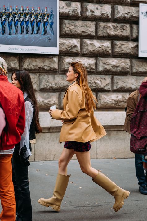 Boots Street Style, Rain Street, Street Style 2022, Fashion Week Trends, Cozy Fall Outfits, Moda Paris, Street Style Trends, Boot Camp