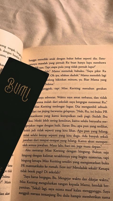 Bumi series Tere Liye (bumi) Bumi Dan Lukanya, Novel 00.00, Quotes Buku Novel Motivasi, Novel Bumi, Bumi Series, Novel Aesthetic, Haha Quotes, Cheer Up Quotes, Romantic Book Quotes