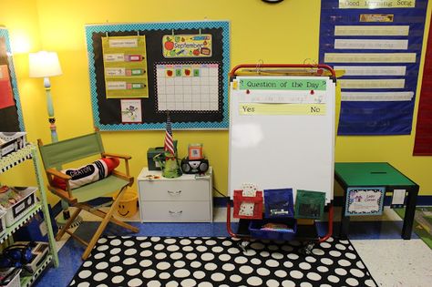 Question of the Day Morning Meeting Ideas Preschool, Morning Meeting Board, First Grade Calendar, Circle Time Board, Math Meeting, Teacher Table, Morning Schedule, Morning Meeting Activities, Preschool Schedule