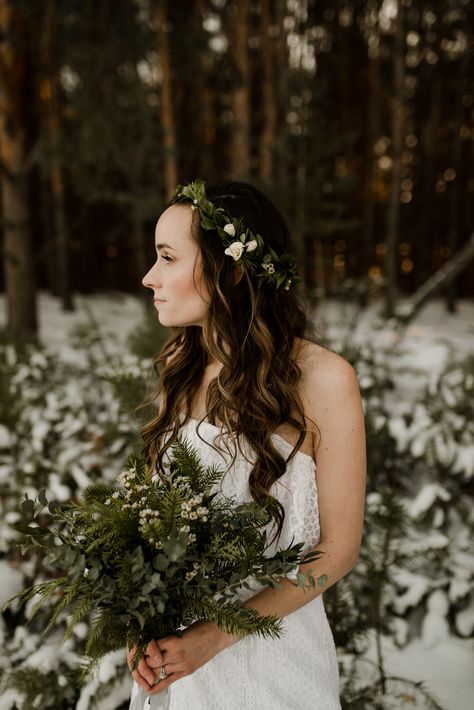 Greenery Crown Wedding, Pakistani Bridal Makeup Red, Dainty Flower Crown, Hippy Wedding, Bride Flower Crown, Flower Crown White, Ivy Wedding, Crown Inspiration, Brides Flowers