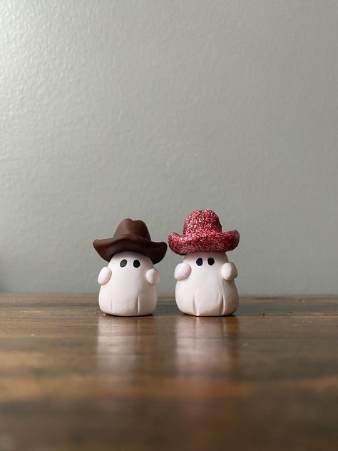 A tiny cowboy pocket ghost to travel with you on all your spooky season adventures. - hand sculpted with white polymer clay - hand sculpted cowboy hat - 1 inch tall - 3/4" wide *Purchase is for 1 ghost* Handcrafted in a tiny Maryland studio. All items from Smoke & Salt are made in small batches Cute Ghost Clay Art, Mini Modeling Clay Ideas, Clay Crafts Ghost, Clay Art Harry Potter, Silly Clay Things, Simple Clay Art For Kids, Clay Gift Ideas For Men, Mini Clay Figures Easy, Polymer Clay Ghosts