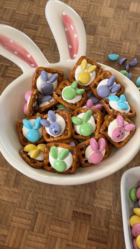 Bunny Pretzels, Fun Easter Snacks, Easter Pretzel, Easter Deserts, Easter Party Food, Easy Easter Treats, Pretzel Treats, Easter Bunny Treats, Easter Appetizers