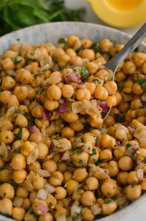 Close up of Greek marinated chickpeas in a bowl. Chick Pea Recipes Healthy Easy, Mexican Chickpeas, Week Of Meal Prep, Best Vegetarian Protein, Recipes Chickpeas, Marinated Chickpeas, Chic Peas, Chickpea Patties, Greek Appetizers