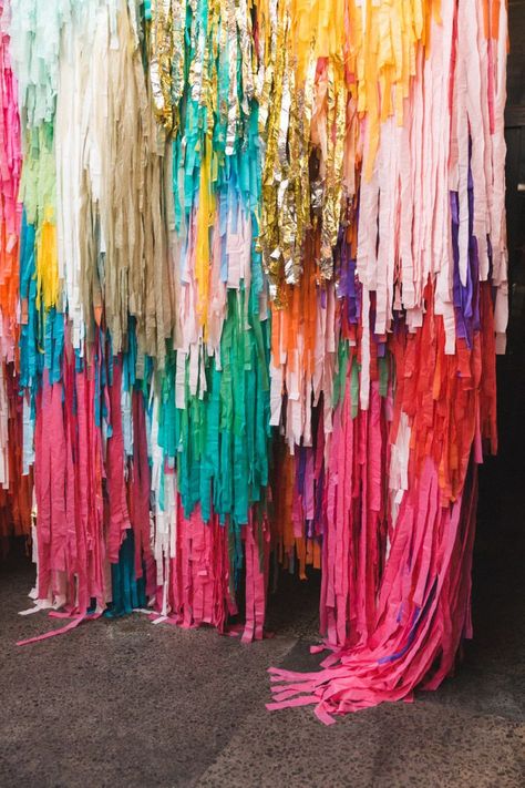 Layering gives streamers higher production value -- great for a seaweed feel!! Colourful Party Ideas, Layered Streamer Backdrop, Tissue Paper Wall Art, Colorful Wedding Backdrop, Fringe Wall Backdrop, Tissue Paper Backdrop, Colourful Wedding Decorations, Photobooth Wall, Colourful Decorations