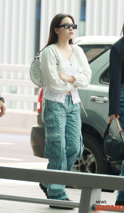 Yeri Outfit, Red Velvet Yeri, Park Sooyoung, Kim Yerim, Style Finder, Incheon Airport, Airport Fashion, Velvet Fashion, Closet Fashion