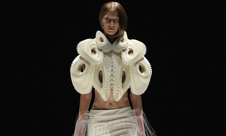 3D printing and wearable! creation by Iris van Herpen High Tech Fashion, Wearable Architecture, Fashion Week Berlin, 3d Printing Fashion, Sculptural Fashion, Iris Van Herpen, Berlin Fashion Week, 3d Fashion, Couture Mode