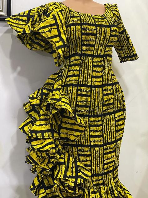 Robe à smocks Ankara avec volants latéraux ajustés. Nous avons une grande variété de tissus à choisir African Design Dresses Ankara, Simple Ankara Gown Styles, Latest Ankara Dresses, Smocking Fashion, Ankara Styles For Women, Ankara Dress Designs, Ruffle Dresses, Modest Dresses Fashion, African Wear Styles For Men