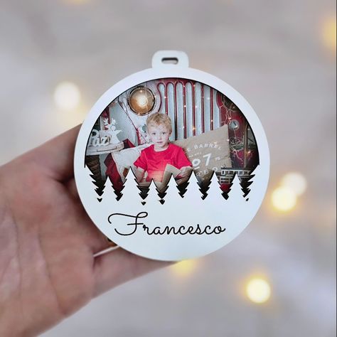 🎄✨ ¡Haz de esta Navidad un momento inolvidable con nuestras esferas navideñas personalizadas! 🌟 Imprime tus recuerdos más queridos y llévalos a tu árbol. Perfectas para regalar o para decorar tu hogar. ¡Dale un toque único a tus fiestas! 📸✨ ¿Listo para crear tu esfera? Envíanos tus fotos y nosotros nos encargamos del resto. #Navidad #EsferasPersonalizadas #RecuerdosNavideños #Decoración #RegalosConAmor #HechoAMano #ChristmasOrnaments #MemoriesMatter Ideas Navidad, Wooden Crafts, Baby Shower, Christmas