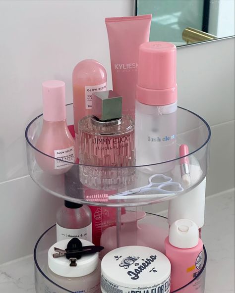 Skincare Display, Lash Room Ideas, Minimalistic Aesthetic, School Bag Essentials, Aesthetic Feed, Aesthetic Skincare, Lash Room, Pink Lifestyle, Pink Stuff