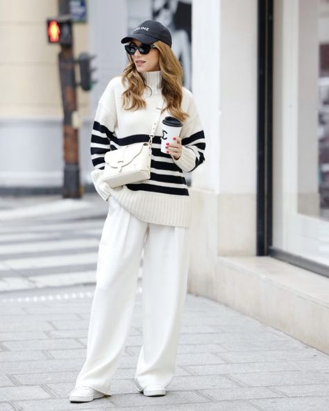 Minimal Outfit Winter, Hongkong Outfit, Winter Highlights, Paris Fashion Week Chanel, Alexandra Lapp, Dress Like A Parisian, Winter Wardrobe Essentials, Chunky Knits, Stylish Work Attire