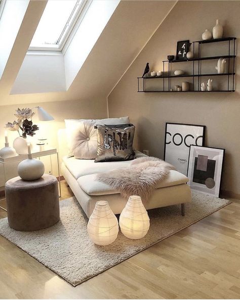 Small Attic Room, Attic Ideas, Small Bedrooms, Inspire Me Home Decor, Attic Rooms, Fitted Furniture, Bedroom Designs, Room Decorations, A Living Room