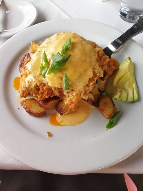 Fried Chicken Benedict, Fried Chicken Eggs Benedict, Chicken Benedict, Rest Ideas, Chicken Fried Chicken, Avocado Food, Doggie Bag, Hp Sauce, Leftover Chicken Recipes