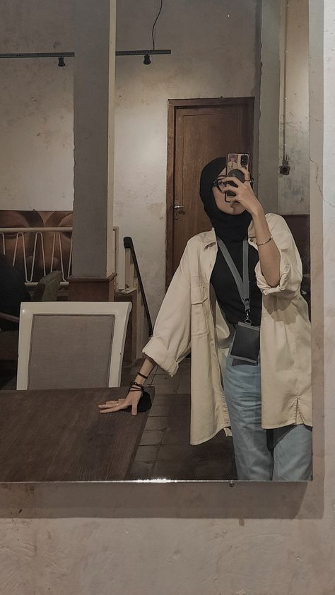 Cream Outer Outfit, Ootd Baju Cream Hijab, Outer Hijab Casual, Outer Hijab Outfits, Cream Outfit Hijab, Black Outfit Hijab, Cream Hijab, Ootd Outer, Ootd 2022