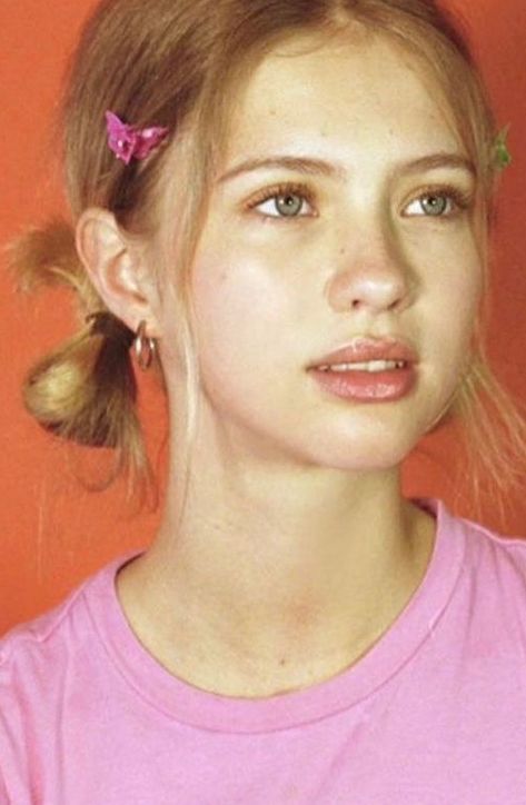 2000s Hairstyles Pigtails, Y2k Pigtails Short Hair, Easy 90s Hairstyles For Short Hair, Tie Hairstyle Short Hair, Y2k Hairstyles Blonde, Y2k Low Buns, 1990s Hairstyles Short, 2000s Hair Short, Hair Tie For Short Hair