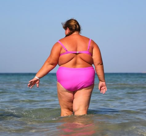 Photo overweight woman bath in sea | Premium Photo #Freepik #photo #body-fat #fat #overweight #body-weight Fat People In Bikinis, Fat Lady Pictures, Slime Easy, Fat Person, Woman On Beach, Drawing Study, Real Bodies, Women Bathing, Space Girl