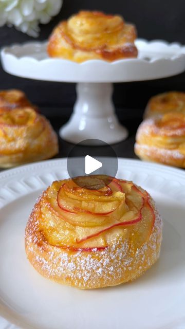 Apple Buns, Apple Rose Pastry, Bolo Fit, Breakfast Specials, Buns Recipe, Sweet Buns, Puff Pastry Recipes, Bun Recipe, Sugar Maple