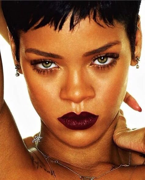 Rihanna Black Lipstick, Iconic Rihanna Photos, Rihanna Side Profile, Rihanna 2000's, Rihanna Face, Bad Girl Riri, Rihanna Makeup, Red Lips Makeup Look, Looks Rihanna