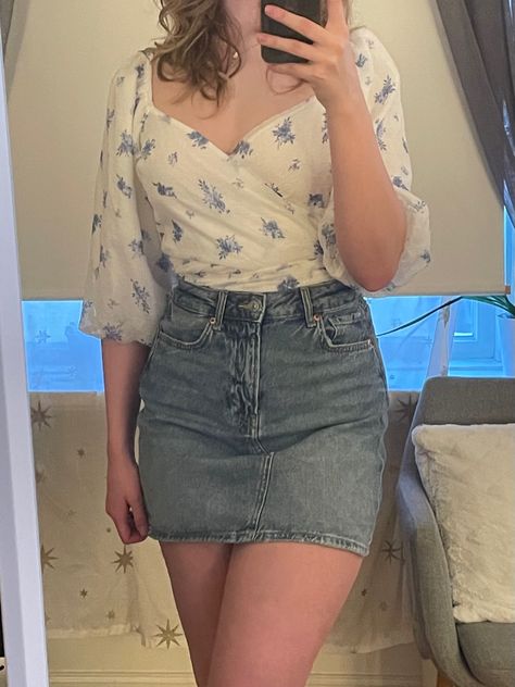 Blue Denim Skirt Outfit, Puffed Sleeves Top, London Outfits, White Puff Sleeve Top, White Tops Outfit, Flowery Tops, Floral Puff Sleeve Top, White Skirt Outfits, Spring Sewing