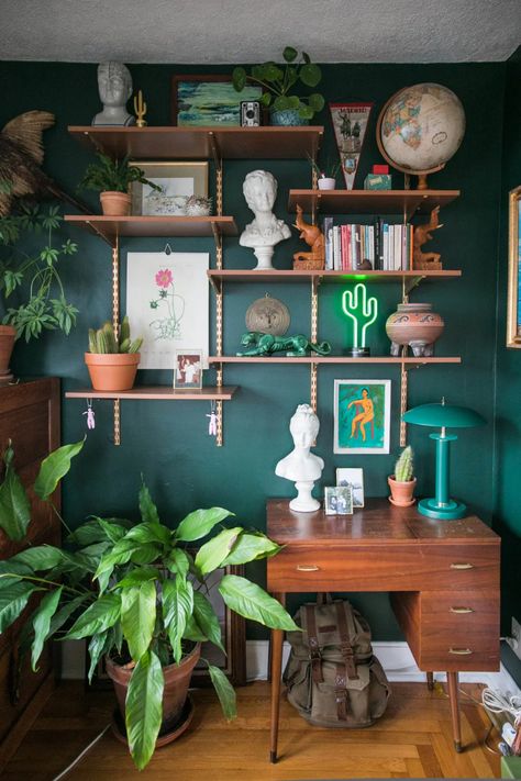 Green Room Vintage, Eclectic Dark Academia, Small Room Dark Academia, Dark Green Desk Aesthetic, Dark Academia Green Room, Dark Green Study Aesthetic, Green Academia Office, Dark Academia Studio Apartment, Home Office Dark Academia