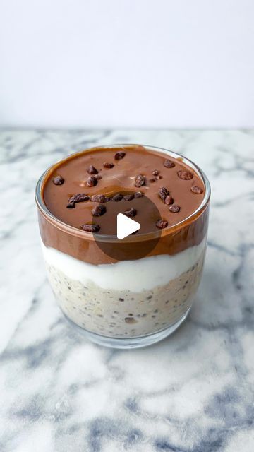 Arisha Ladhani on Instagram: "Chocolate mousse overnight oats! 🍫 my first recipe post of 2024 just had to be my viral overnight oats 😍 they taste like dessert for breakfast, but are secretly packed with healthier ingredients to fuel your day 👌🏼 plus that creamy mousse topping truly speaks for itself! Happy Friday! 💕 Ingredients: 1/2c rolled oats 2/3c almond milk 1tbsp chia seeds 1 scoop vanilla protein 2tsp maple syrup Mousse: 1/4c greek yogurt 2 prunes 1tbsp cocoa powder 1tbsp maple syrup 1-2tbsp water Method: 1)combine all ingredients. Then refrigerate 2hrs-overnight to set. 2)for topping: blend together ingredients till smooth, adding 1-2tbsp water till desired texture is reached.  3)when ready to eat, layer oats with greek yogurt, followed by the chocolate mousse. Top with cacao n Oats With Greek Yogurt, 1500 Calorie Meal Plan, Espresso Brownies, Dessert For Breakfast, Calorie Meal Plan, Cacao Nibs, Decadent Chocolate, Chocolate Mousse, Healthy Ingredient