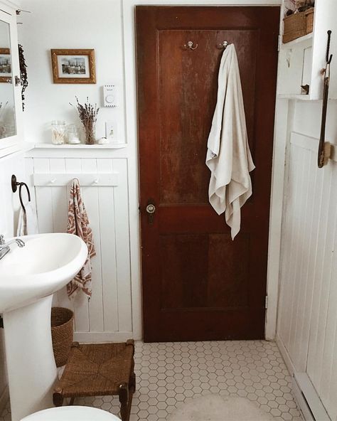 130 Likes, 4 Comments - Jenny Gisborne (@eastcoastcottage) on Instagram: “Tidied today, not so much tomorrow. #storyofawelllivedhome” Farmhouse Bathroom Remodel, Vintage Bathroom Decor, Bad Inspiration, Half Bathroom, Vintage Bathroom, Laundry In Bathroom, Small Bathroom Remodel, Humble Abode, Farmhouse Bathroom