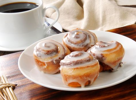 Next time you’re at the food court, check out these new cinnamon buns from Cinnabon. They are low-sugar and can fit into any weight loss plan. Mini Cinnamon Rolls, Weight Watchers Breakfast, Cream Cheese Frosting Recipe, Ww Desserts, Weight Watchers Desserts, Cinnamon Rolls Homemade, Cinnamon Rolls Recipe, Ww Recipes, Frosting Recipes