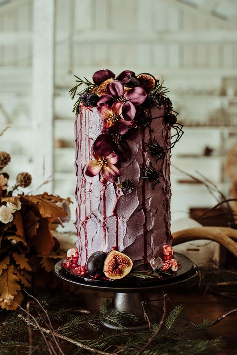 Wedding Cake Options, Purple Wedding Cake, Black Wedding Cakes, Fresh Flower Cake, Wedding Treats, Dark Wedding, Fall Wedding Cakes, Cake Trends, Beautiful Wedding Cakes