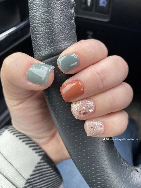 Mail Ideas For September, Neutral Dipped Nails Ideas, Sept Nails Designs, End Of Summer Beginning Of Fall Nails, Revel Nail Inspiration, October Nails Fall Colors 2023, Transitional Fall Nails, Fall Season Nails Gel, Autumn Dip Nails