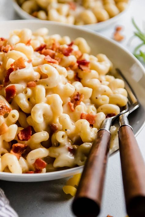 Bacon Mac and Cheese with Rosemary and White Cheddar - This easy homemade mac and cheese recipe has crispy bacon, fresh rosemary, and sharp white cheddar cheese sauce for plenty of flavor! A simple. creamy macaroni and cheese recipe that works well on the stovetop or as a baked mac and cheese. Easily adapted to add vegetables or chicken. | Life As A Strawberry Bacon Mac And Cheese Recipe, Gourmet Mac And Cheese, Dude Food, Homemade Bacon, Stovetop Mac And Cheese, Future Chef, Creamy Macaroni And Cheese, Cheddar Cheese Sauce, Bacon Mac And Cheese