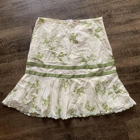 Y2K Old Navy Green Floral Midi Skirt adorable!... - Depop Midi Skirt Y2k, Purple Midi Skirt, Skirts Y2k, Long Floral Skirt, Distressed Jean Skirt, Faux Suede Skirt, Midi Skirt Outfit, Cream Skirt, Skirt Y2k