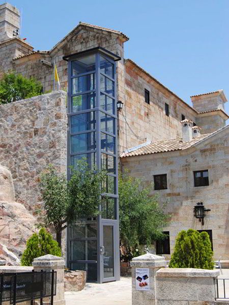 Outdoor Lift Elevator, Home Lift Elevator Design, Outdoor Elevator, Home Elevators, Moroccan Houses, Home Elevator, Home Lift, External Staircase, Elevator Interior