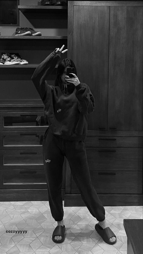 Dylan O Brain, At Home Outfits, Brown Outfit, Photo Wall Collage, Black Women Fashion, Home Outfit, Insta Photo Ideas, Olivia Rodrigo, Kendall Jenner