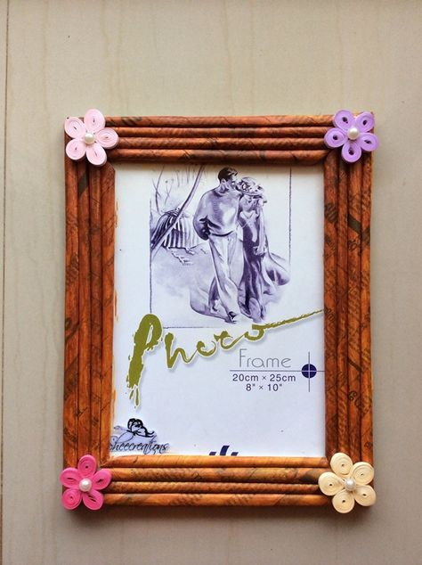 Newspaper Photo Frame, Photo Frame With Newspaper, Photo Frame Ideas Handmade Paper, Newspaper Craft Ideas, Newspaper Frame, Kids Birthday Crafts, Wall Hanging Paper Craft, Hanging Paper Craft, Diy Paper Wall Hanging