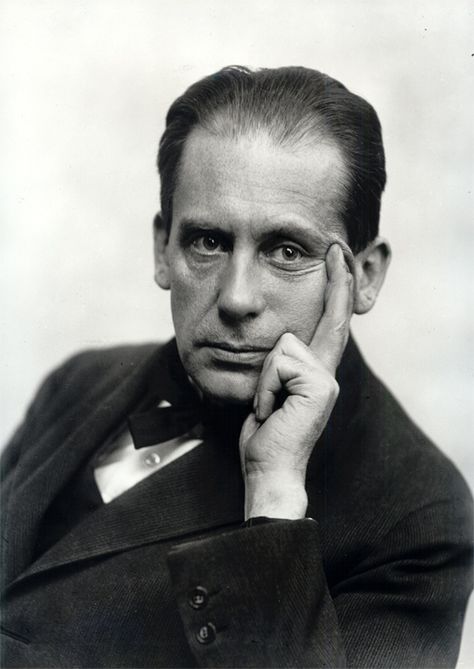 Walter Gropius (1). El cerebro de la Bauhaus [] The Bauhaus brain Walter Gropius Bauhaus, Christian De Portzamparc, James Stirling, Bauhaus School, Bauhaus Architecture, Bauhaus Movement, Ludwig Mies Van Der Rohe, Bauhaus Art, Walter Gropius