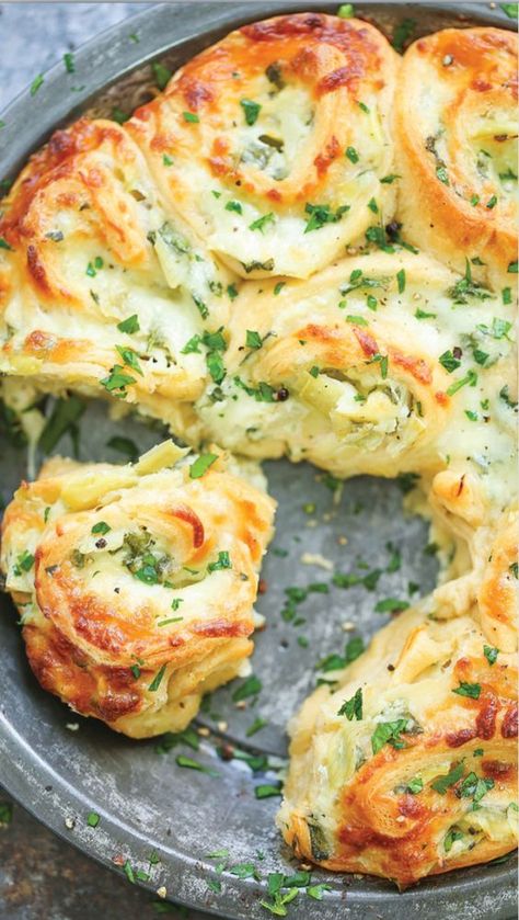 Cheesy Spinach and Artichoke Pinwheels - Everyone’s favorite #spinach and #artichoke #dip in these #cheesy, #creamy #BAKED roll ups!!! So good for #GAMEDAY!!! #artichokehearts #babyspinach #sourcream #mayonnaise #garlicpowder #onionpowder #koshersalt #mozzarellacheese #Parmesan #crescentrolls #egg #parsley #mayo #garlic #onions #mozzarella #cheese #Parmesancheese Work Carry In Food Ideas Parties, Artichoke Pinwheels, Pinwheels Appetizers, Cheesy Spinach, Pinwheel Recipes, Cheesy Bread, Idee Pasto, God Mat, Spinach Artichoke