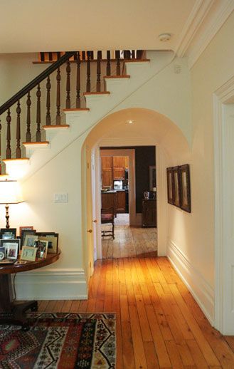 Barbara Waltman design / / love the arched hallway Archway Under Stairs, Arch Under Stairs, Entrance Under Stairs, Archway In House, Hallway Under Stairs, Living Room Under Stairs, Simple Stairs, Arched Hallway, Arch Ways