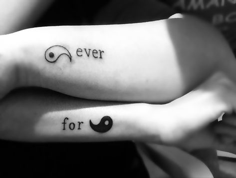 Tatuaje #yinyangtattoo #yangyang #tattoo #hermanas Ying Yang Tattoo For Couples, Partner Tattoo, Partner Tattoos, Ying Yang Tattoo, Yin Yang Tattoos, Couple Tattoo, Best Friend Tattoos, Ying Yang, Matching Tattoos