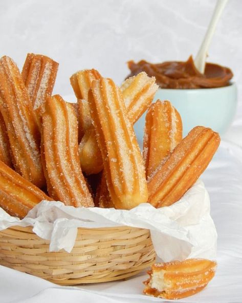 Churros y pastelitos: recetas de dos clásicos del 9 de Julio - Infobae Homemade Churros, Churros Recipe, Mexican Dessert, High Tea, Best Foods, Sweet Recipes, Nutella, Mexican Food Recipes, Dessert Recipes