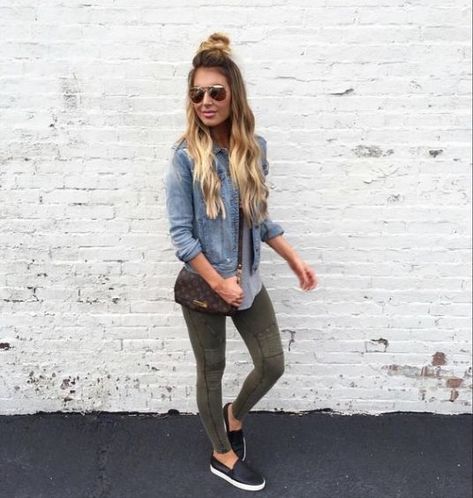 Here are our favorite ways to pair a jean jacket with leggings. We love being able to take something so versatile and make it into whatever we want! #jeanjacket #jeanjacketoutfit #leggingsoutfit Cute Outfits With Leggings, College Outfit, Outfit Chic, Cute Leggings, Leggings Outfit, Green Leggings, Legging Outfits, Mode Chic, Mode Casual