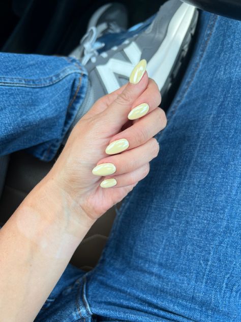 Almond nails, chrome nails, yellow nails Yellow Chrome Nails, Yellow Chrome, Yellow Mirrors, Mirror Nails, Summery Nails, Yellow Springs, Baby Yellow, Yellow Nails, Chrome Nails